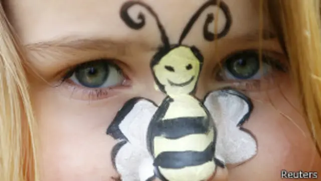 Niña durante una protesta en Londres a favor de la protección de las abejas