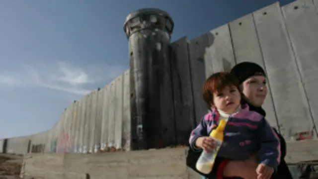 سيمنع الجدار بحسب الخطة الموضوعة مئات الطلاب في منطقة كريميزان من الوصول إلى مدارسهم.