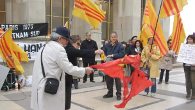 Biểu tình "Ngày Quốc Hận" chiều 27/04/13 tại Place du Trocadéro, Paris. 