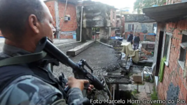 Policiais em favela do Cerro-Cora, no Rio. Foto Marcelo Horn Governo do Rio. Dia 29 de abril.