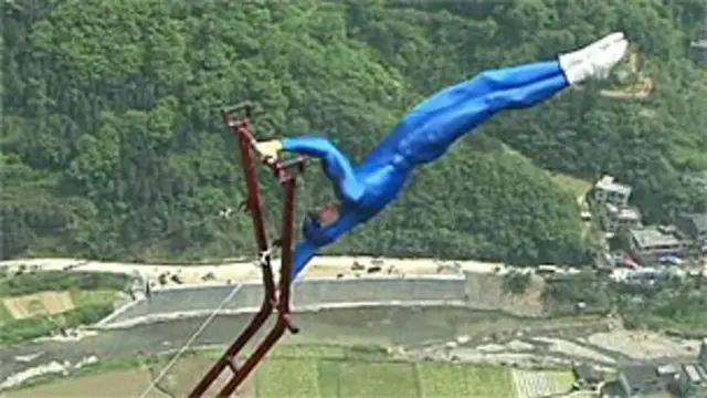 Eskil Ronningsbakken não usou cordas ou dispositivos de segurança em sua apresentação (BBC)