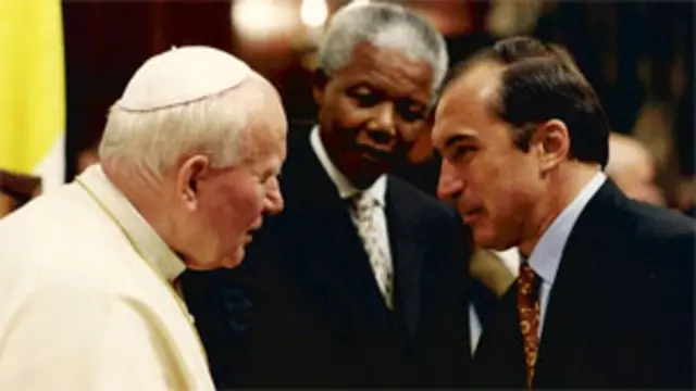 Hugo Porta, Juan pablo II y Mandela. Foto: cortesía de Hugo Porta