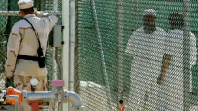 حکام کا کہنا ہے کہ قیدی غیر معینہ مدت سے قید میں رکھنے کے خلاف احتجاج کر رہے ہیں