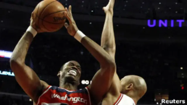 Jason Collins (izq.) jugando para los Wizards de Washington