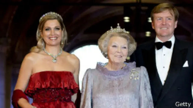 Королева передала корону сыну Виллему-Александру