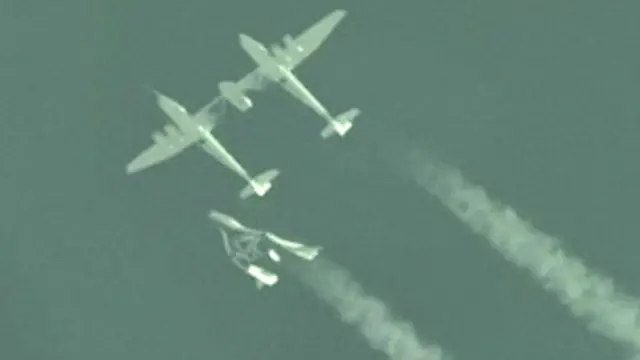 A SpaceShipTwo sendo solta pela nave mãe