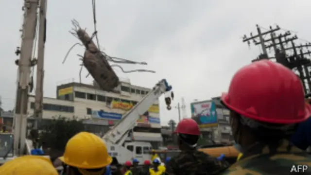 یہ عمارت اب 600 ٹن کا ملبہ ہو کر رہ گئی ہے جس میں سے 350 ٹن ملبے کو ہٹا لیا گیا ہے