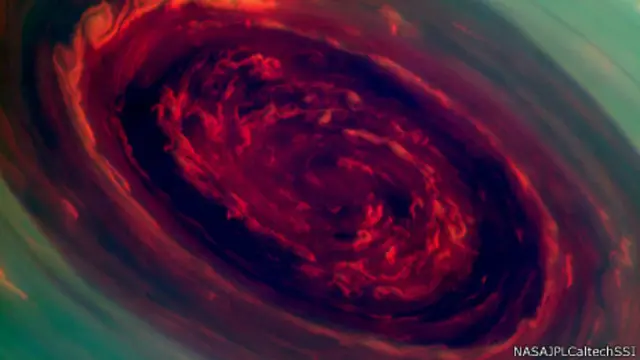 Imagen de un huracán sobre el polo de Saturno tomada por la nave Cassini