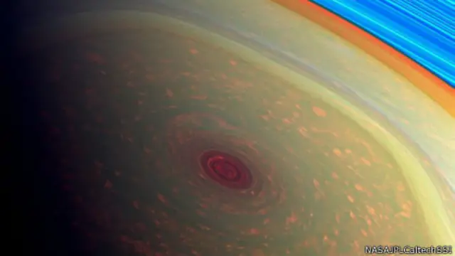 Imagen de un huracán sobre el polo de Saturno tomada por la nave Cassini