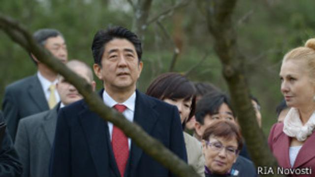 Синдзо Абэ смотрит на сакуру в Ботаническом саду