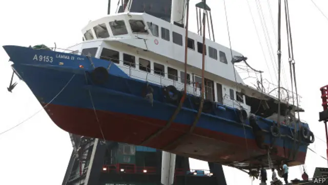 搬運人員從香港南丫島岸邊吊運移走南丫四號殘骸（14/10/2012）