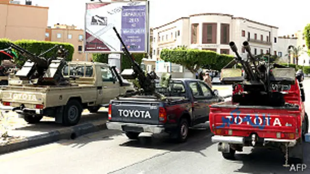 يحاصر المسلحون مقار حكومية أخرى بينها وزارة الخارجية