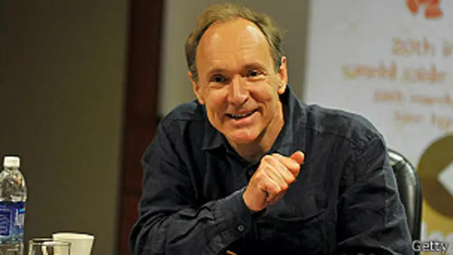 ٹم برنرز لی نے کہا ہے کہ سوشل میڈیا نے لوگوں کو منظم ہونے میں امدداد فراہم کیا ہے