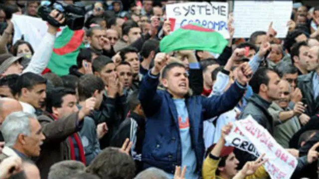 يعتبر ملاحظون إن ظهور ملفات الفساد يترجم صراعا طاحنا بين أجنحة السلطة