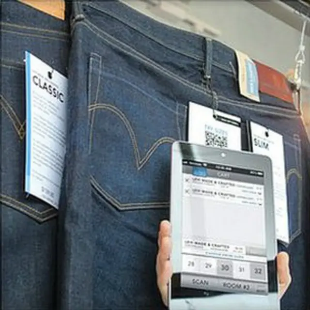 Com tablet ou celular, cliente seleciona as peças que quer provar