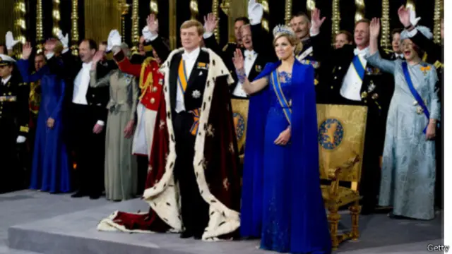 ویلهلم الکساندر پادشاه هلند در پی استعفای مادرش از مقام ملکه کشور سلطنت را پذیرفت.