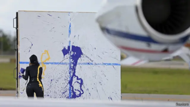 Tarinan von Anhalt melukis dengan bantuan mesin pesawat jet.