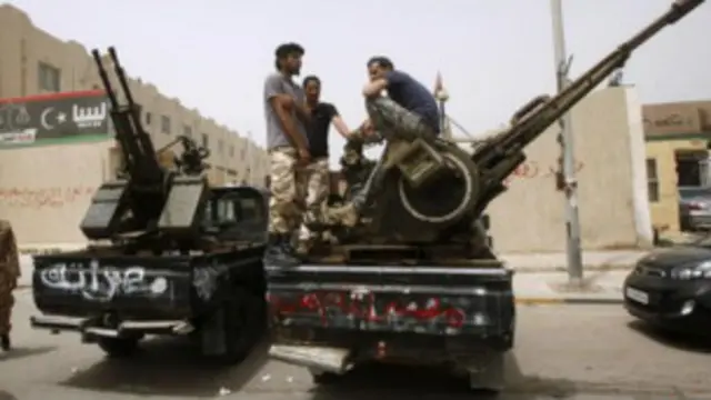 لیبیا کے ایک مسلح گروہ نے ایک ہفتے سے وزارت خارجہ اور قانون کی عمارتوں کو گھیرے میں لے رکھاہے