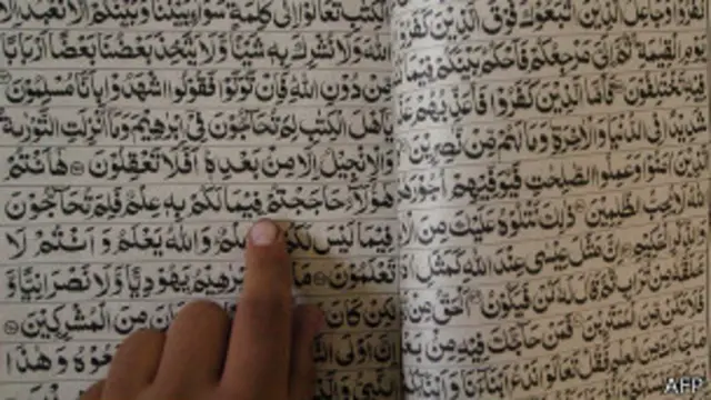 اسکائپ کے ذریعہ پڑھائی تو ہوتی ہے لیکن اس میں کوئی ویڈیو نہیں ہوتا۔ اس میں ایسا سافٹ ویئر ضرور ہے جو قرآن کے صفحات کو ظاہر کرتا ہے