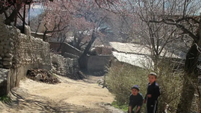 Тожикистоннинг Ворух анклави Қирғизистон ҳудуди ичкарисида жойлашган. 