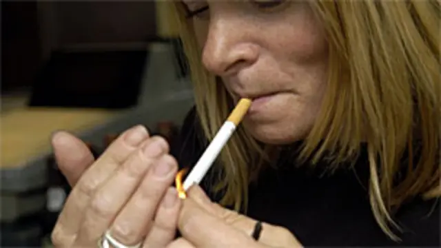 Mulher fumando (Foto: Arquivo BBC)