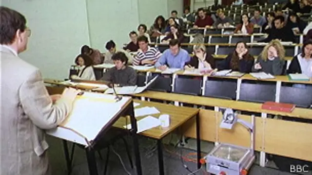 يرى وايلز أن المحاضرات الجامعية التقليدية في طريقها إلى الفناء