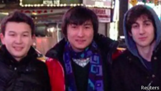 فرماندار ماساچوست گفته است سه نفر بازداشت شده در ارتباط با تحولات پس از بمب گذاری در بازداشت هستند