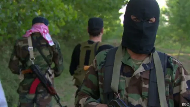 Milicianos na fronteira sírio-libanesa (BBC)