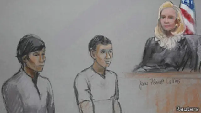 Диас Кадырбаев (слева) и Азамат Тажаяков в суде