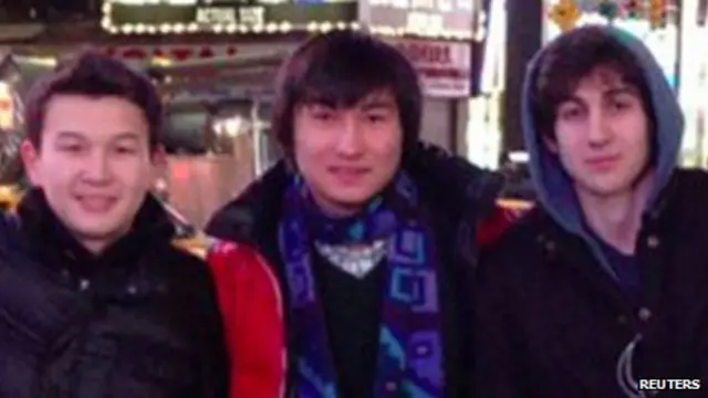 Dzhokhar Tsarnaev (phải) đứng cạnh Azamat Tazhayakov (trái) and Dias Kadyrbayev