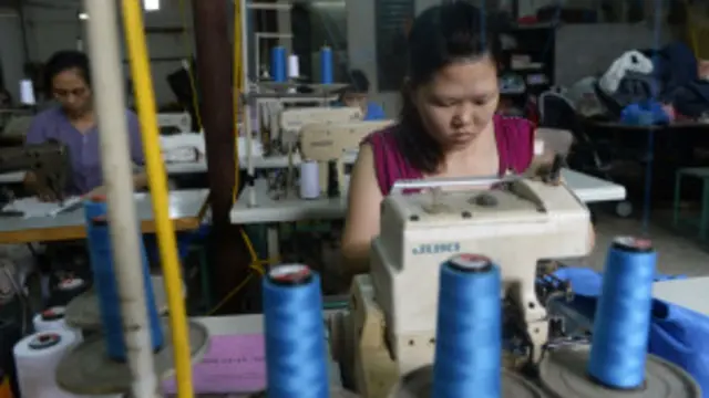 يعمل نحو ثلاثة ملايين شخص، معظمهم من النساء في قطاع صناعة الملابس في البلاد التي يعد الأكبر على مستوى العالم. 