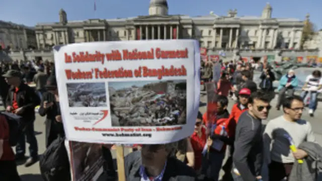 حمل متظاهرون في لندن بمناسبة عيد العمال لافتات تعبر عن تضامنهم مع العمال في بنغلاديش