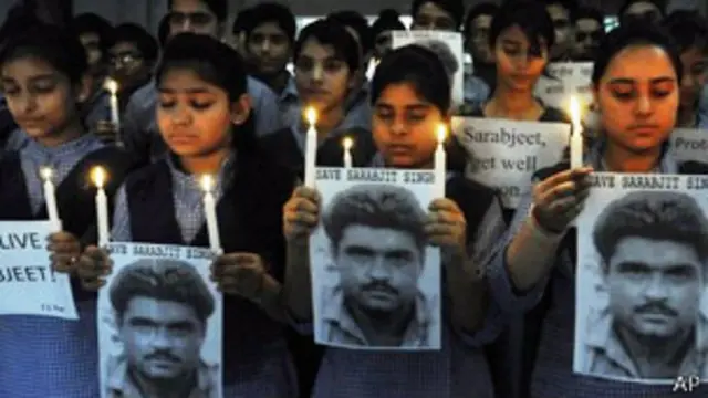 सरबजीत की रिहाई, जल्द स्वस्थय होने के लिए भारत में लोगों ने जुलूस निकाला और प्रार्थनाएं की 