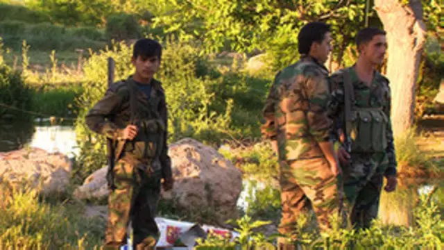 Lübnan sınırından Suriye askerleri görülebiliyor.