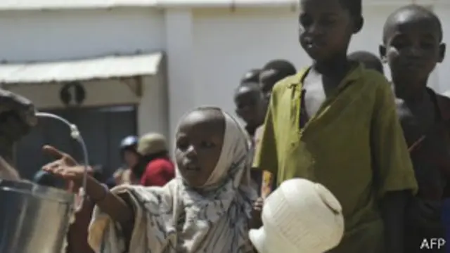 Yardım kuyruğundaki çocuklar