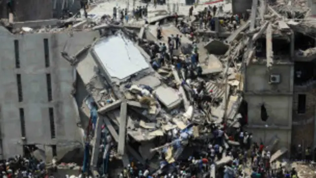 انهار المبنى، متعدد الطوابق من بينها خمسة لمصانع ملابس يعمل بها آلاف العمال في 24 إبريا/نيسان 