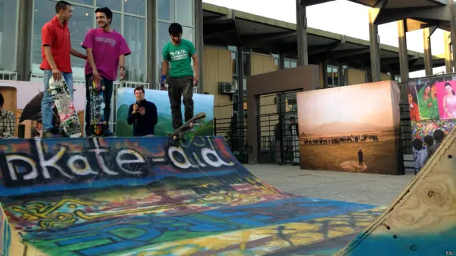 در این برنامه از اسکیت بازهای افغان هم برای نمایش اسکیت دعوت شده بود.