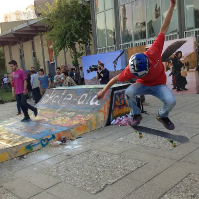 اسماعیل، اسکیت باز، میگوید که در سه روز گذشته نمایش اسکیت برگزار کرده اند و قرار است روز شنبه هم چنین نمایشی داشته باشند.