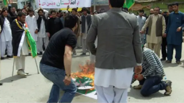 معترضان پرچم کشور پاکستان را به رسم اعتراض آتش زدند