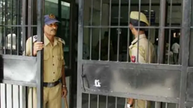 زخمی قیدی کی حالت تشویش ناک بتائی جا رہی ہے