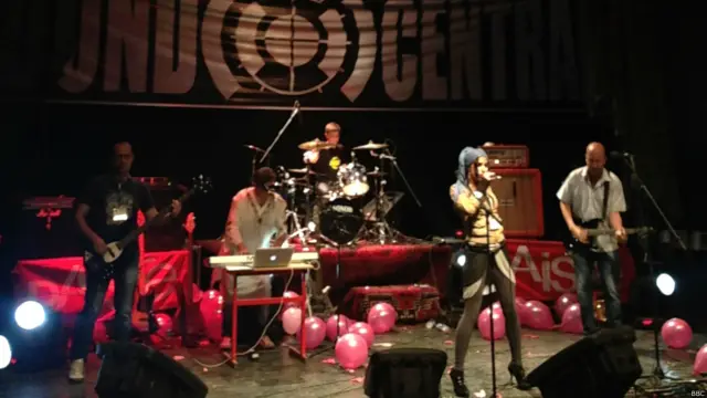 آوازخوانهای افغان در کنار هنرمندانی از کشورهای آمریکا، بریتانیا، فرانسه، لهستان، ازبیکستان، آسترالیا و خوانندههای خارجی مقیم کابل به صورت جداگانه آهنگ های خود را اجرا کردند.