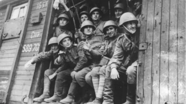 Бойцы дивизии имени Костюшко едут на фронт (1943 год)