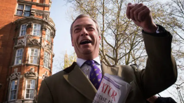 Найджел Фараж святкує після виборів