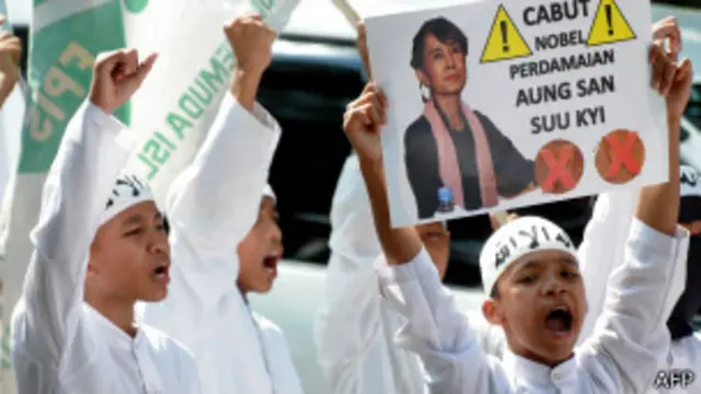 Musulmanes en Indonesia contra Birmania