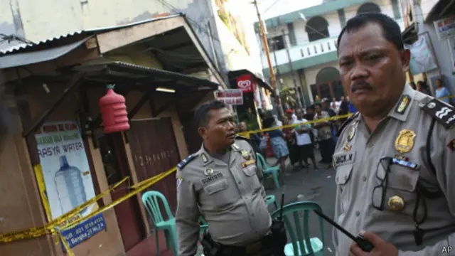 Polisi berjaga di lokasi tempat penemuan lima bom pipa.