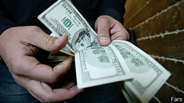 دولت برای حل مشکل درآمدهای نفتی، قیمت ارز را دو برابر کرده است تا بتواند بودجه ریالی خود را تامین کند