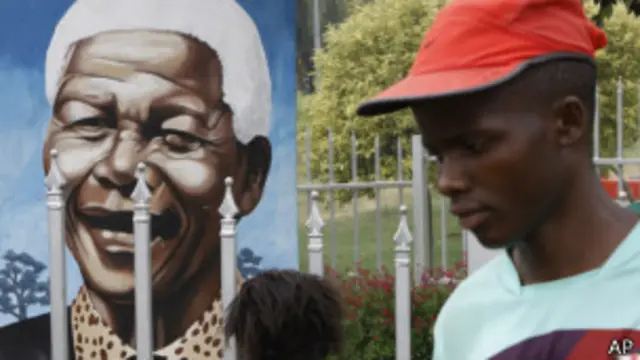 Портрет Манделы на стене здания