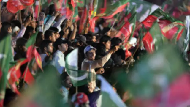 په دغو ښکلو او رنګارنګ تصویرونو کې چې شپه او ورځ پر رسنیو خپرېږي، نوماندان خپلو مخاطبانو ته د هېواد د بیا رغاوي وايي، د فساد له منځه وړل او د هوسا ژوند ژمنه کوي.