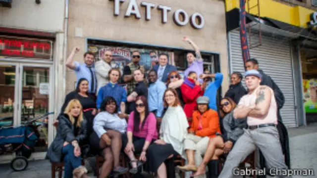 Empleados muestran sus tatuajes