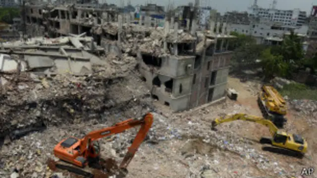 Руины швейной фабрики в Бангладеш